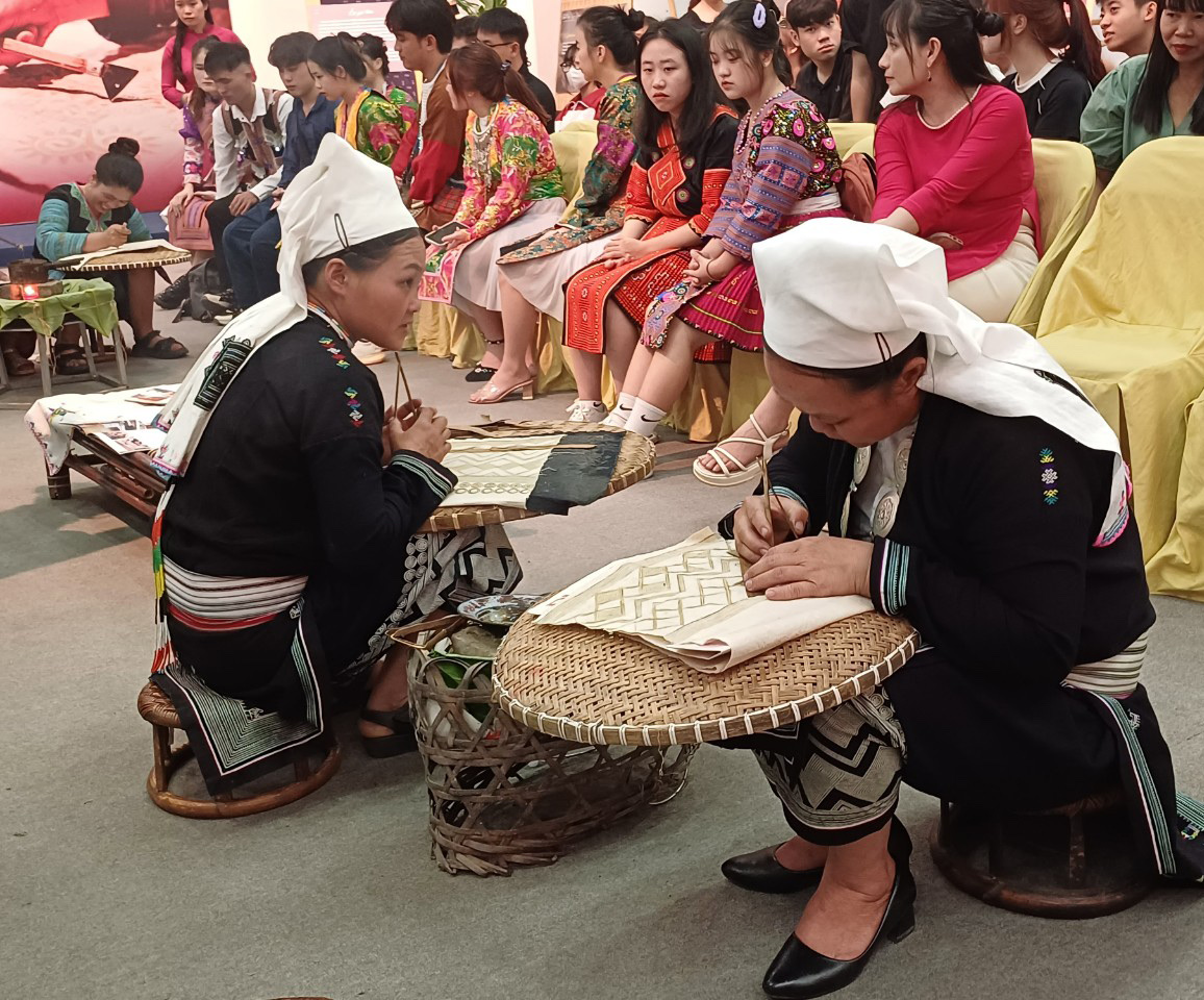 Phụ nữ dân tộc Dao tiền vẽ hoa văn bằng sáp ong